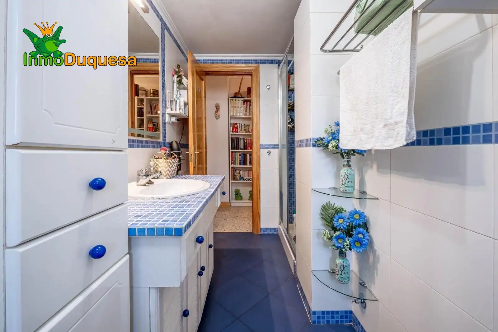 Bathroom of Flat for sale in Granada  with Air Conditioner, Heating and Terrace