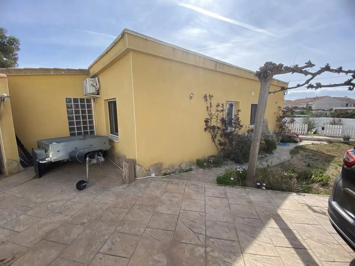 Vista exterior de Casa o xalet en venda en Alcanar amb Aire condicionat, Calefacció i Jardí privat