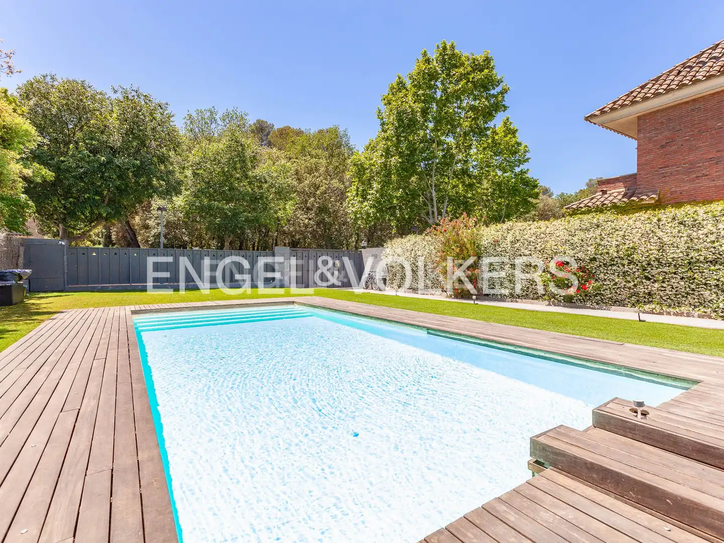 Swimming pool of Houses for sale in Sant Cugat del Vallès  with Air Conditioner, Heating and Private garden