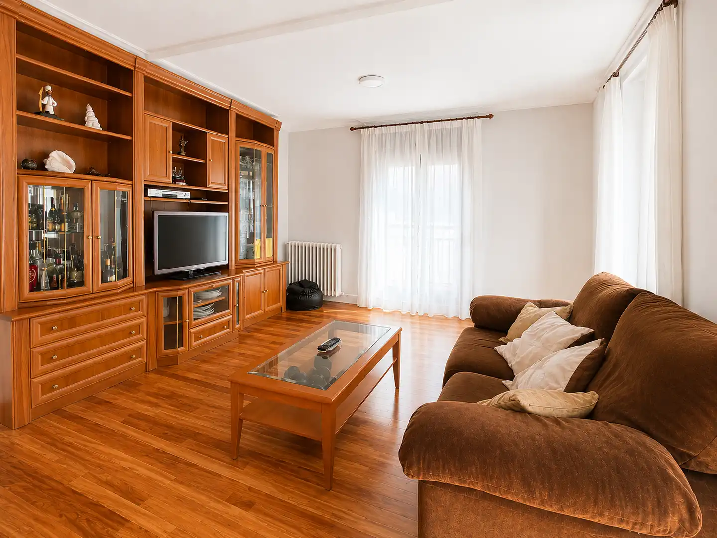 Sala d'estar de Pis en venda en Donostia - San Sebastián  amb Calefacció i Traster