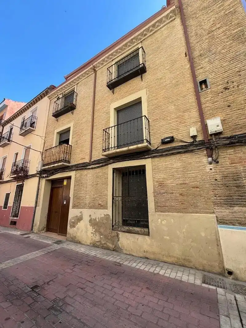 Exterior view of Study for sale in Zaragoza  with Heating and Balcony
