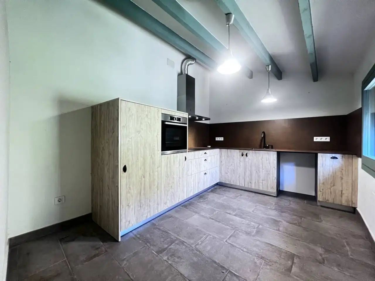 Cocina de Casa adosada de alquiler en Avinyonet de Puigventós con Aire acondicionado, Calefacción y Jardín privado