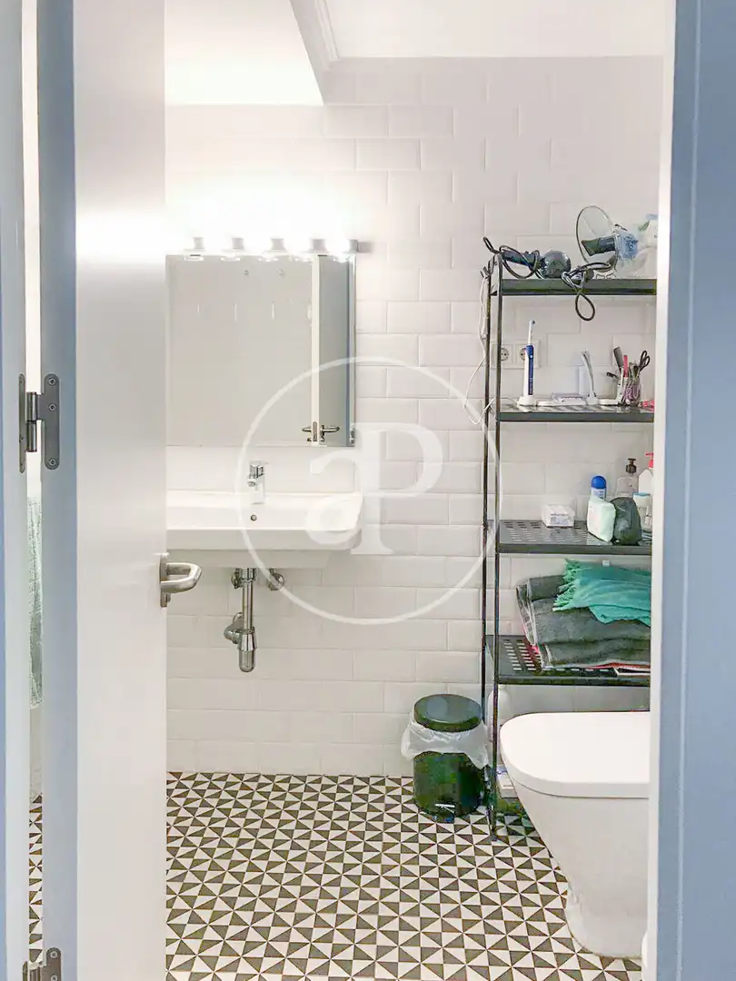 Badezimmer von Wohnung zur Miete in Valencia mit Klimaanlage, Heizung und Möbliert
