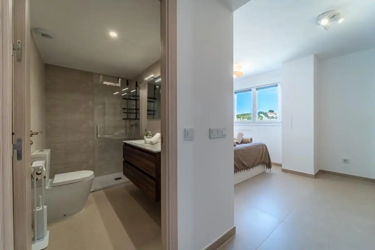 Badezimmer von Wohnung zum Verkauf in Manilva mit Klimaanlage, Heizung und Privatgarten