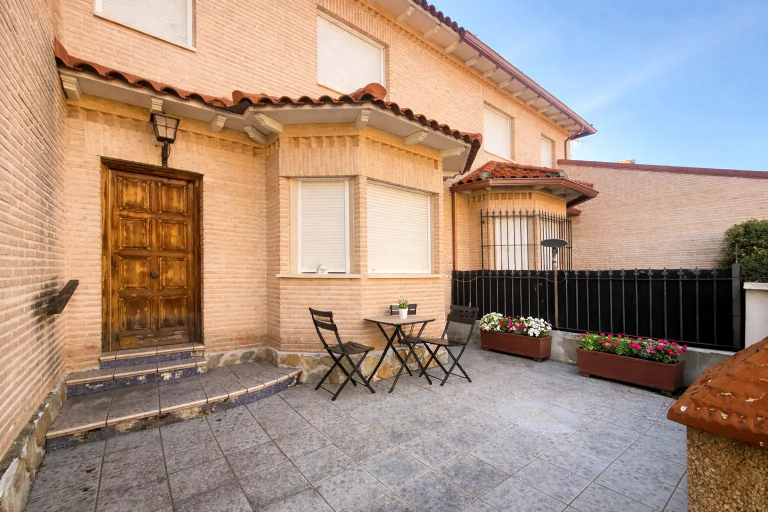 Vista exterior de Casa adosada en venta en Santa Olalla con Aire acondicionado, Calefacción y Jardín privado