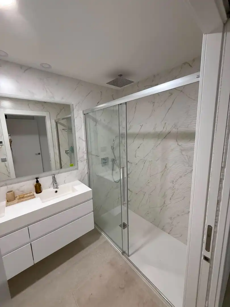 Badezimmer von Wohnungen zur Miete in Benidorm mit Klimaanlage, Heizung und Privatgarten
