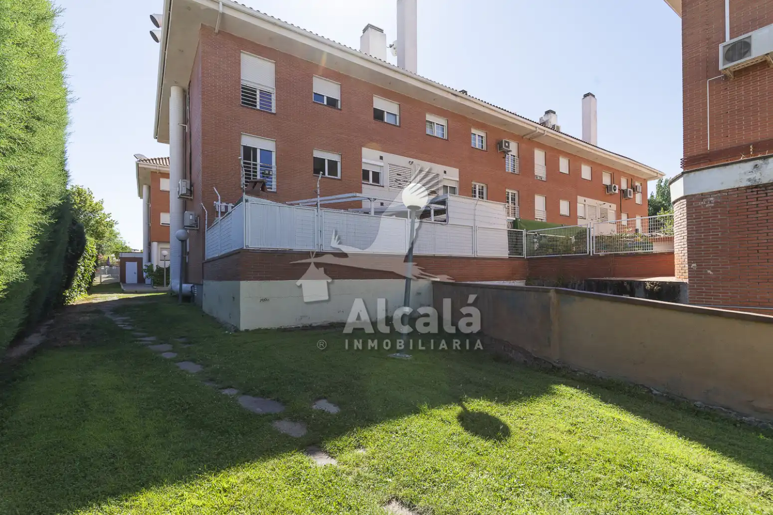 Vista exterior de Piso en venta en Alcalá de Henares con Calefacción, Parquet y Piscina
