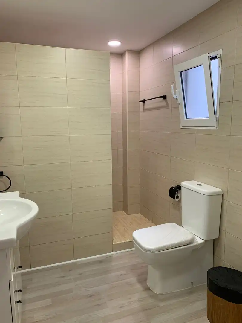 Bathroom of Flat for rent in Valencia  with Air Conditioner, Heating and Furnished