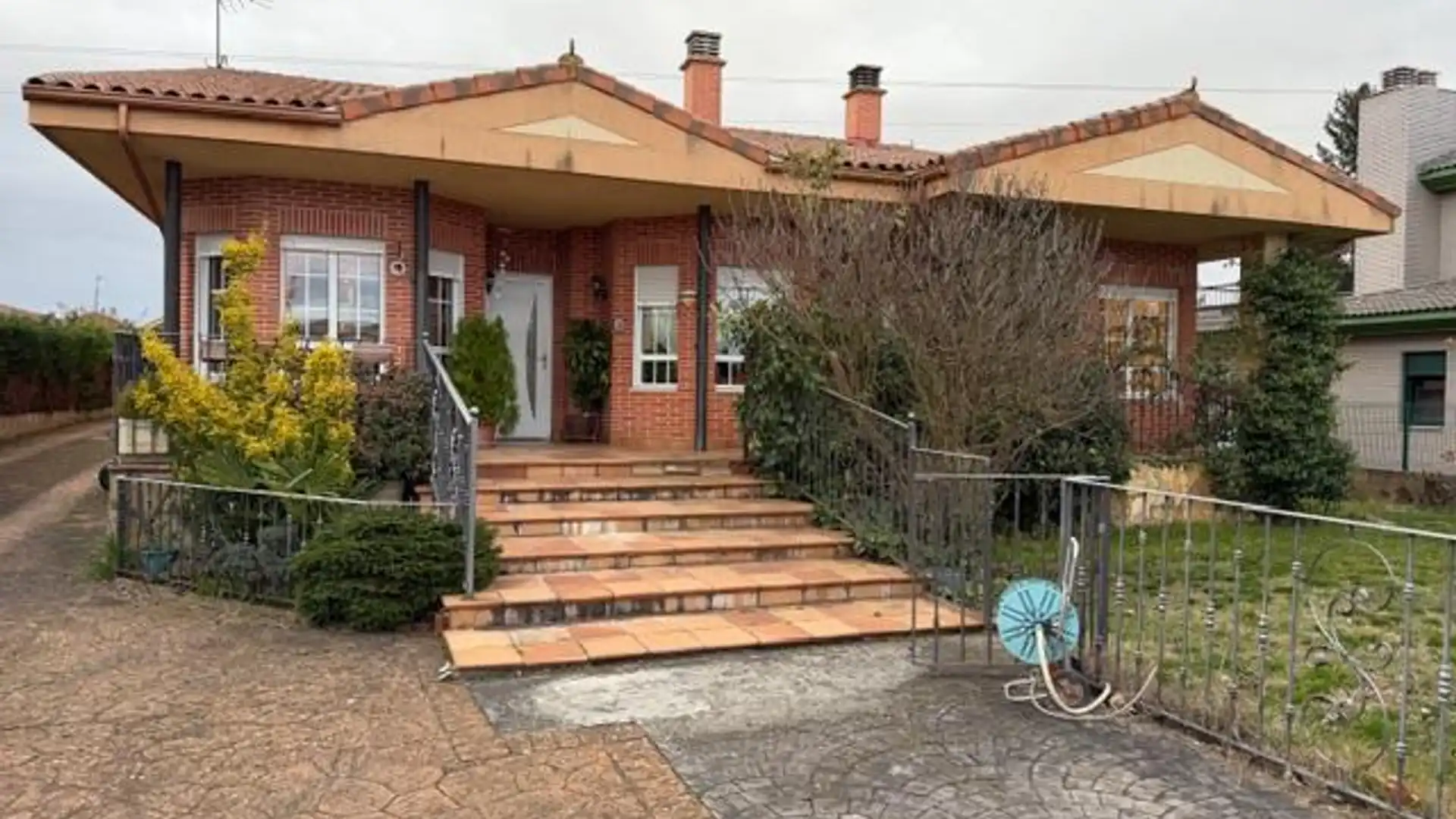 Vista exterior de Casa o chalet en venta en Villaquilambre con Aire acondicionado, Calefacción y Jardín privado