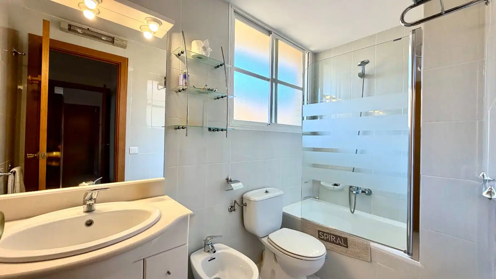 Bathroom of Flat for sale in El Vendrell  with Air Conditioner, Heating and Terrace