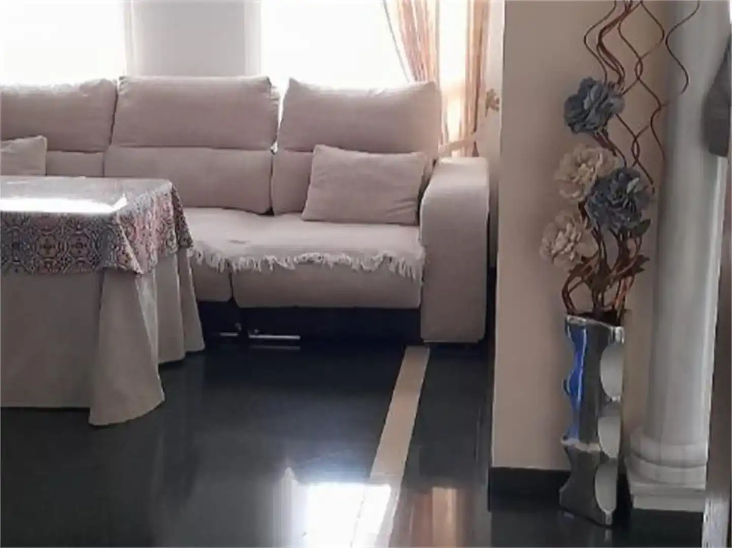 Sala d'estar de Casa adosada en venda en Dos Hermanas amb Aire condicionat i Balcó
