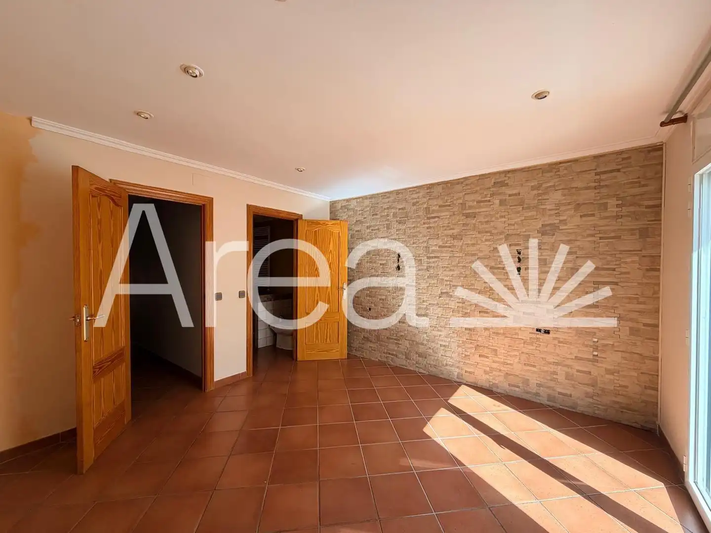 Wohnung zum Verkauf in Pineda de Mar mit Klimaanlage, Heizung und Balkon