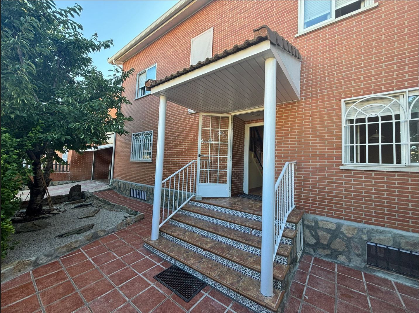Vista exterior de Casa adosada en venda en  Madrid Capital amb Calefacció, Jardí privat i Traster