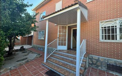 Exterior view of Single-family semi-detached for sale in  Madrid Capital