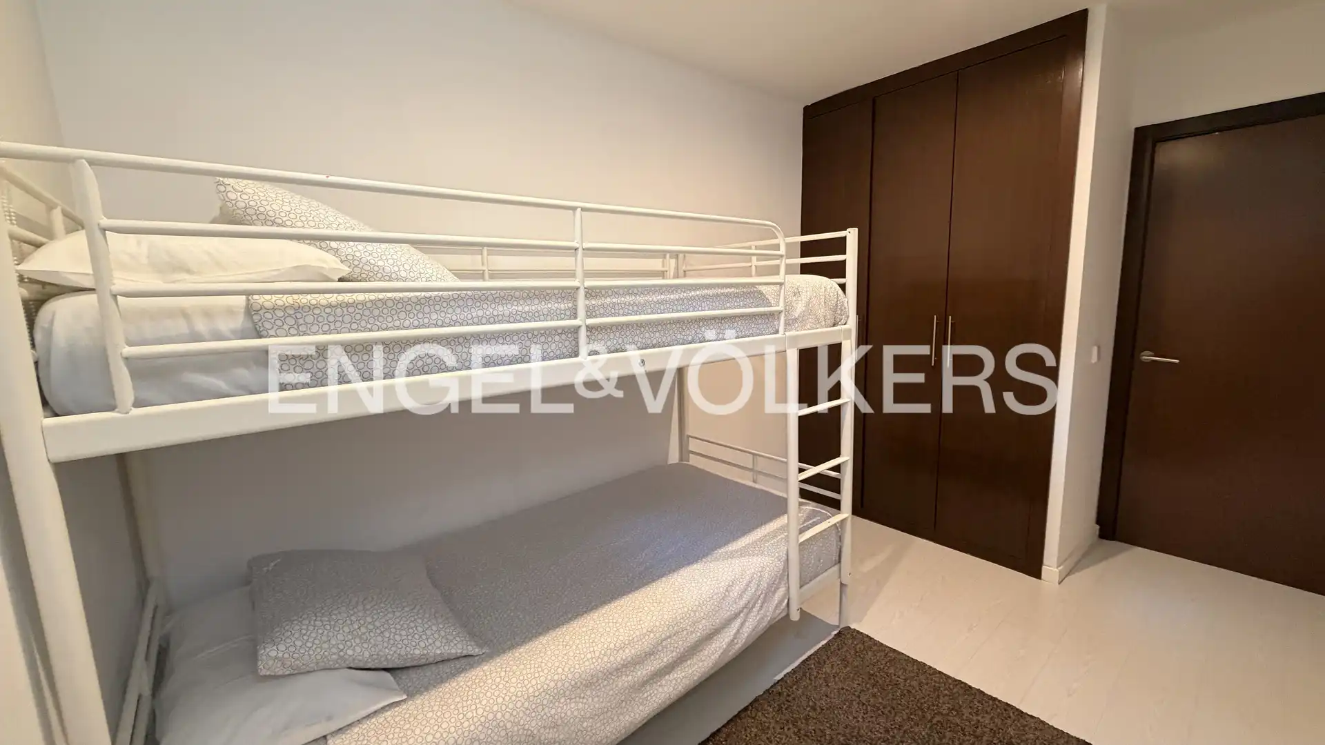 Habitación de Dúplex de alquiler en La Moraleja con Aire acondicionado, Calefacción y Jardín privado
