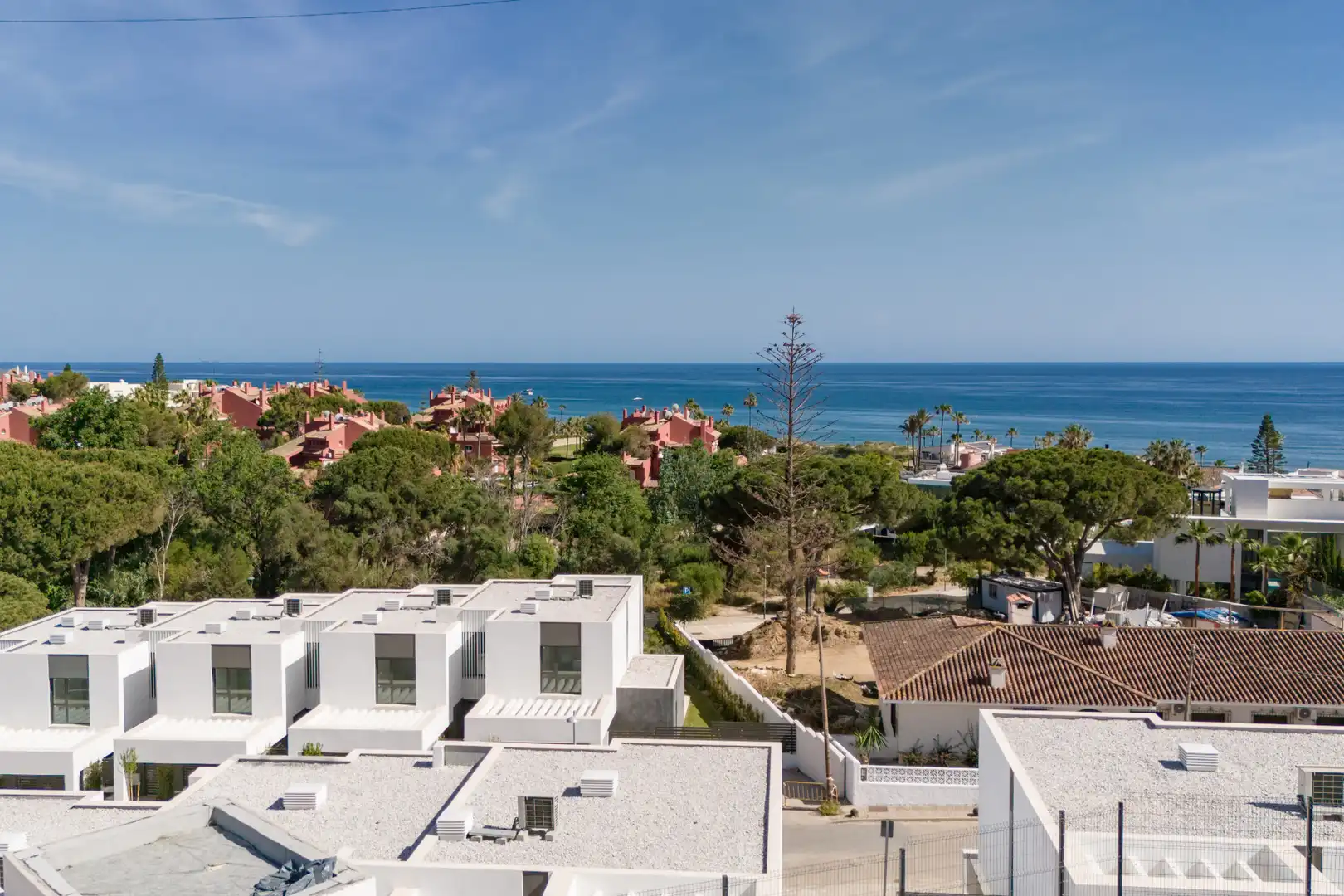 Vista exterior de Casa adosada en venda en Marbella amb Aire condicionat, Calefacció i Jardí privat
