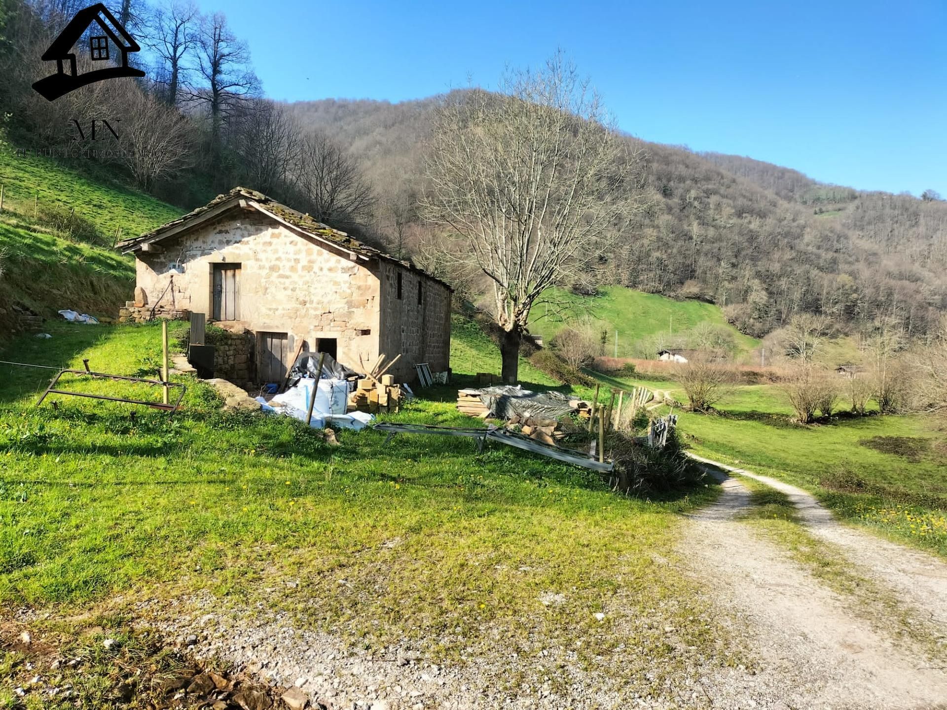Jardí de Finca rústica en venda en Vega de Pas amb Jardí privat
