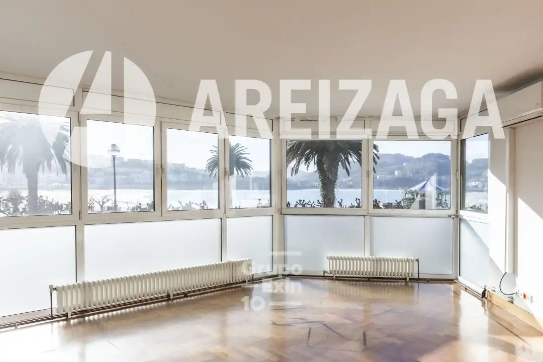 Schlafzimmer von Büro zum Verkauf in Donostia - San Sebastián  mit Klimaanlage, Heizung und Abstellraum