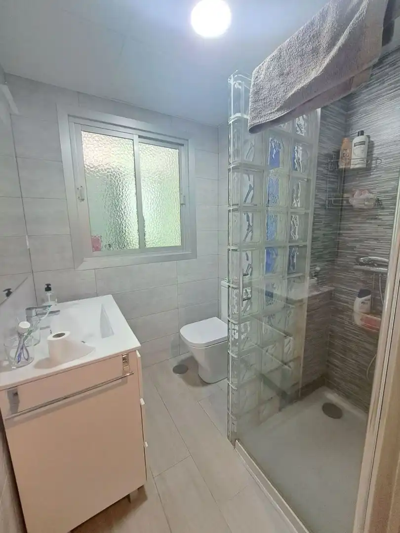 Baño de Piso de alquiler en Granada con Aire acondicionado, Calefacción y Balcón