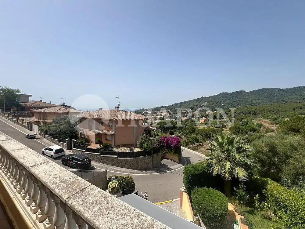 Vista exterior de Casa o xalet en venda en Vilassar de Dalt amb Aire condicionat, Calefacció i Jardí privat