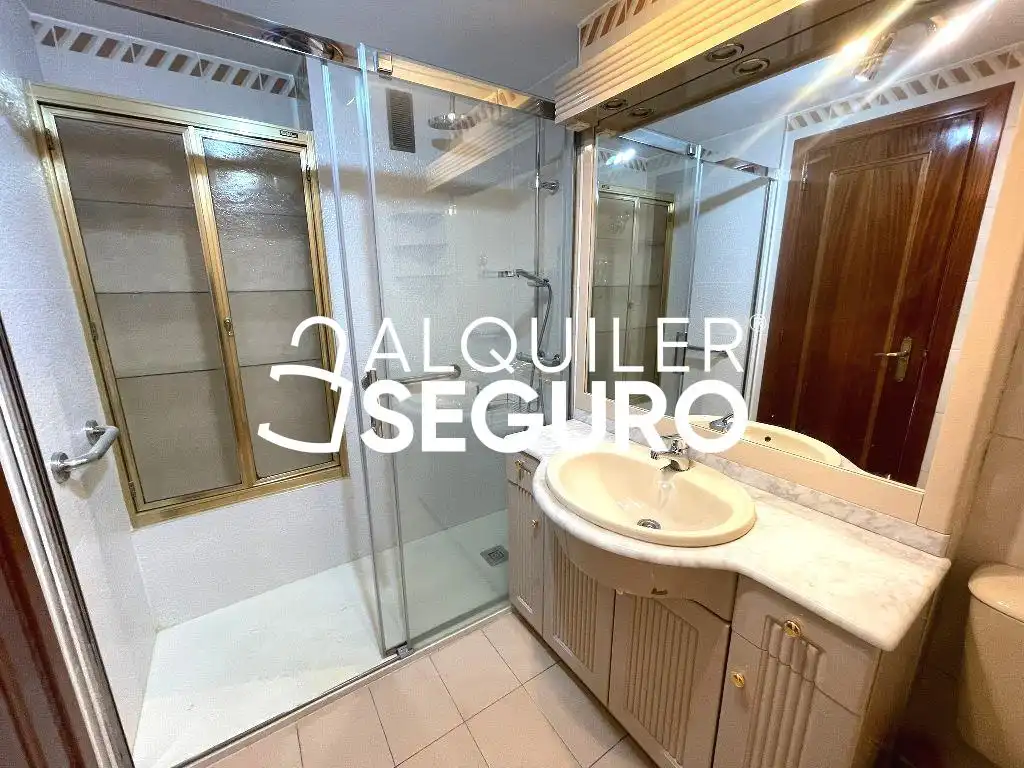 Bany de Pis de lloguer en Madrid amb Aire condicionat, Calefacció i Traster