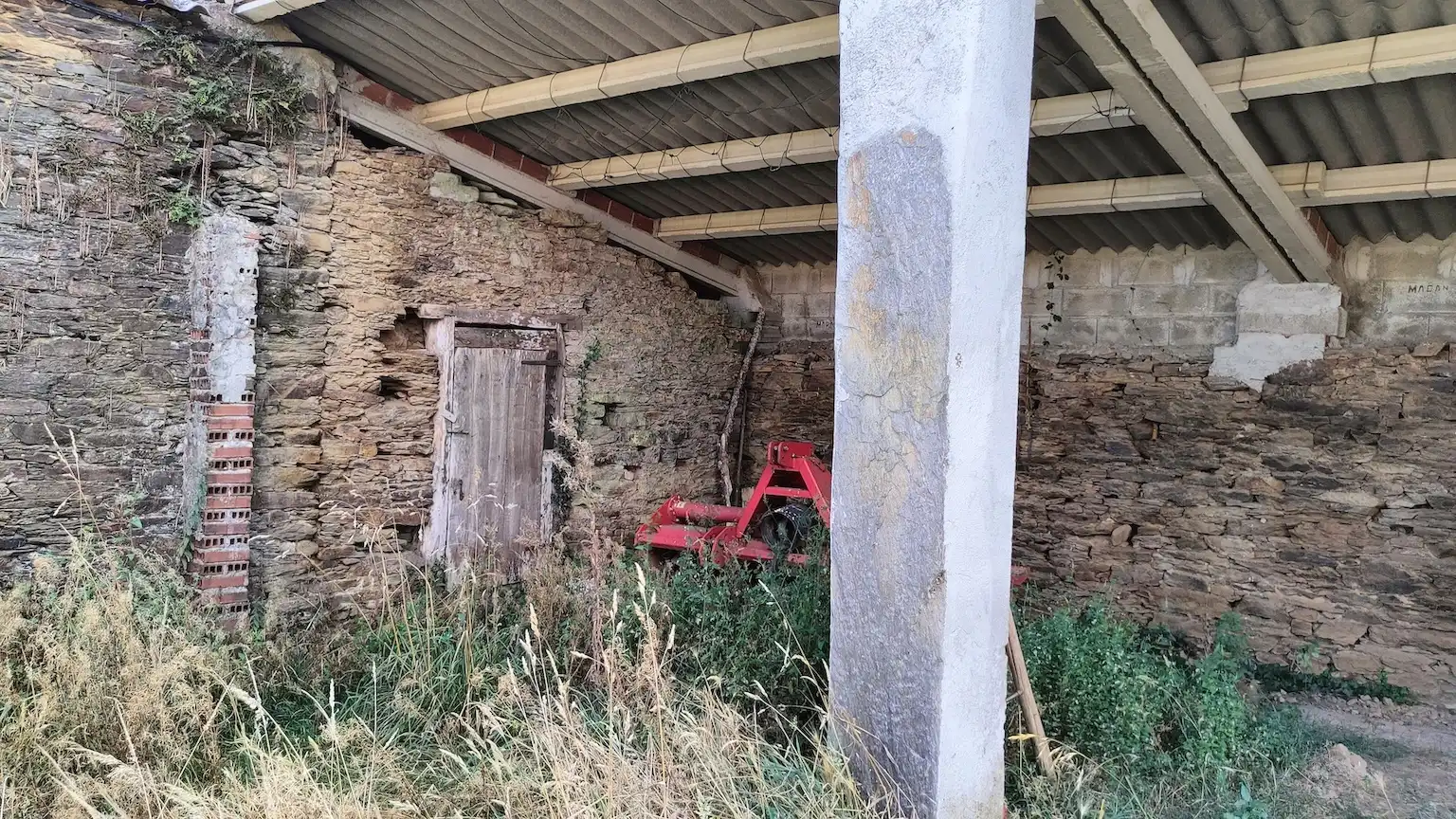 Vista exterior de Casa o xalet en venda en O Pino  amb Jardí privat