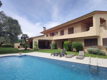 Casa rústica amb balcó en venda a Golf Costa Brava
