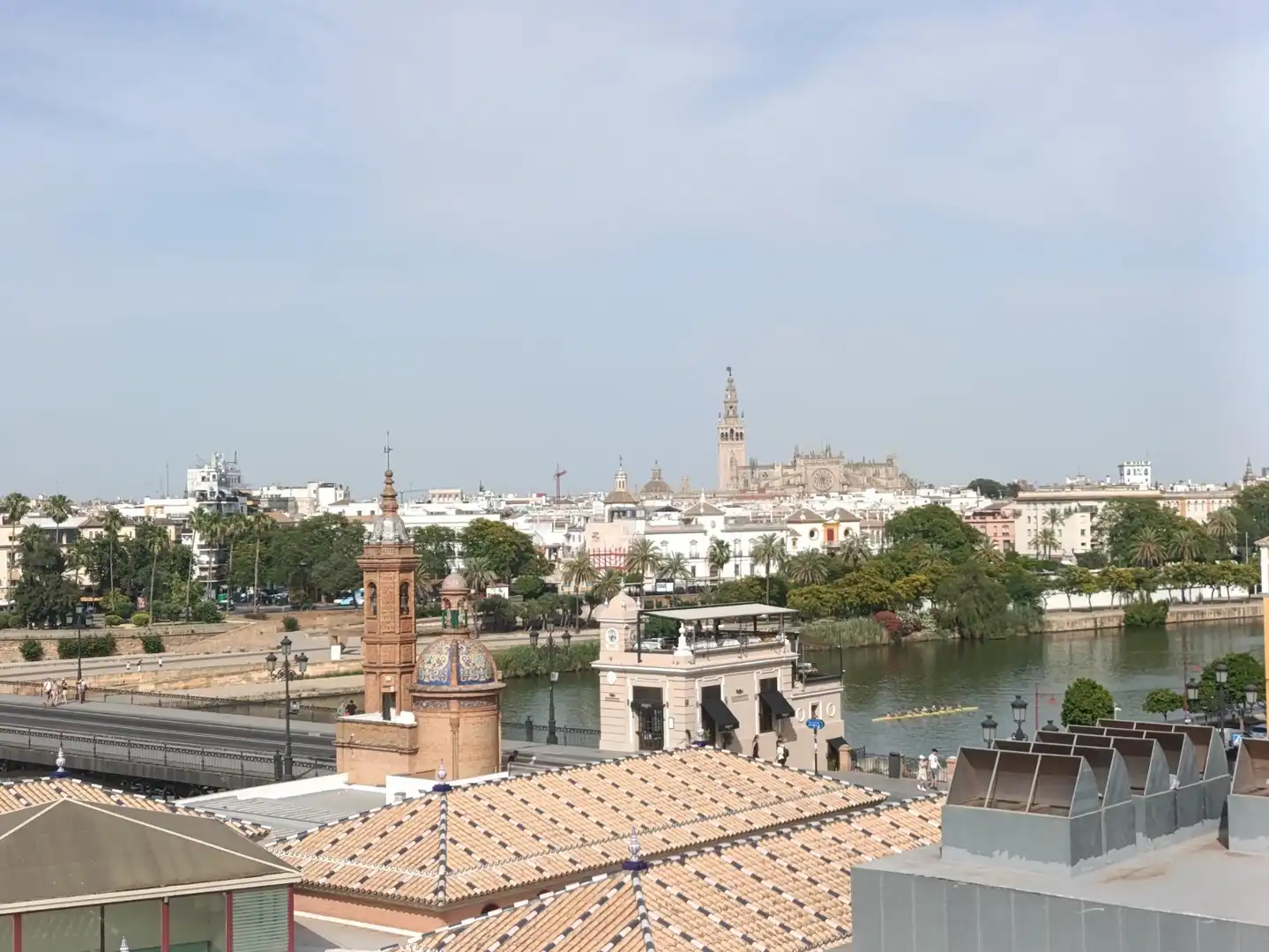 Vista exterior de Casa adosada en venta en Sevilla con Terraza