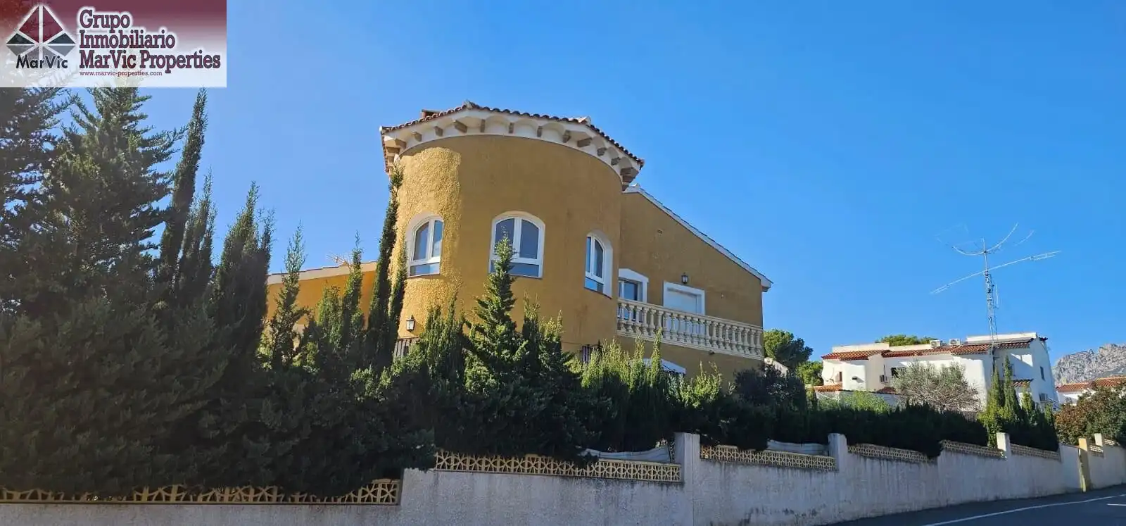 Vista exterior de Casa o xalet en venda en La Nucia amb Aire condicionat, Jardí privat i Terrassa