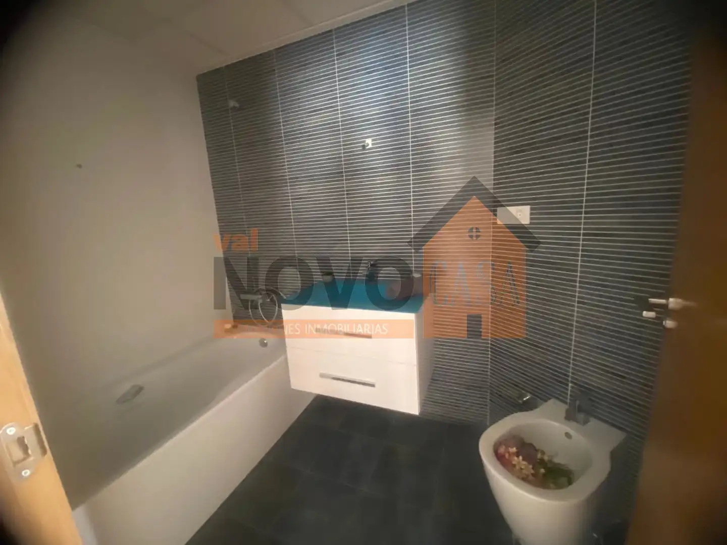 Bany de Pis en venda en Gandia amb Aire condicionat