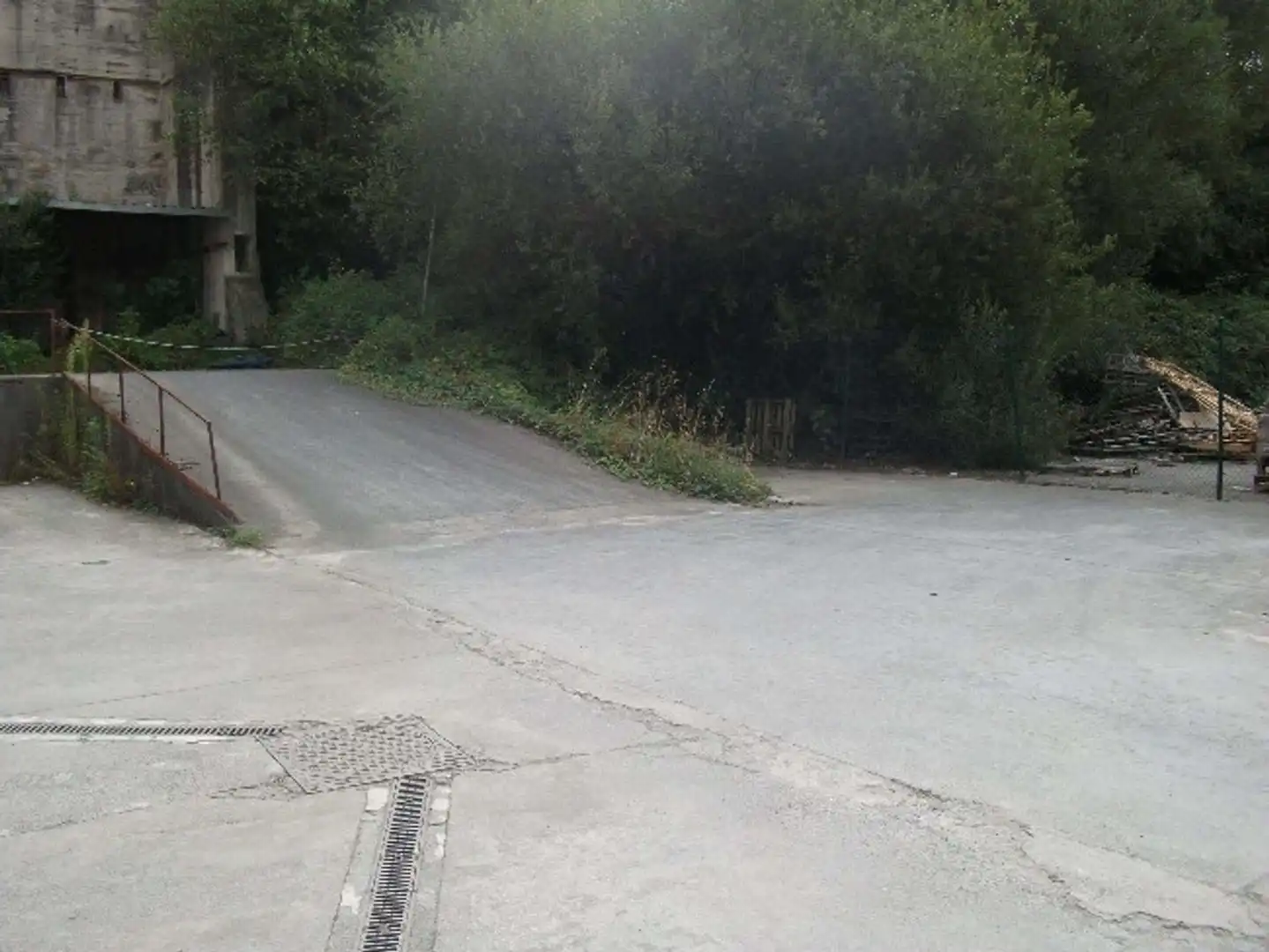 Parkplatz von Fabrikhallen zur Miete in Etxebarri