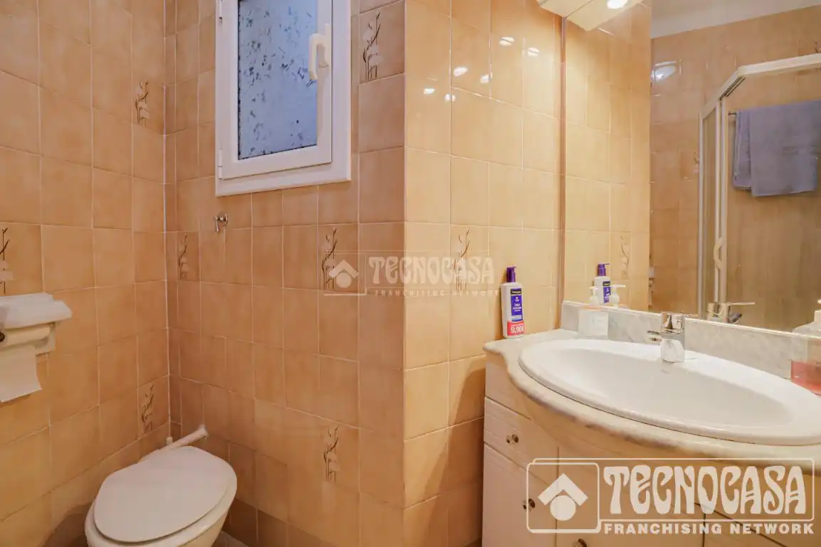 Baño de Casa adosada en venta en Santa Coloma de Gramenet con Aire acondicionado, Calefacción y Parquet