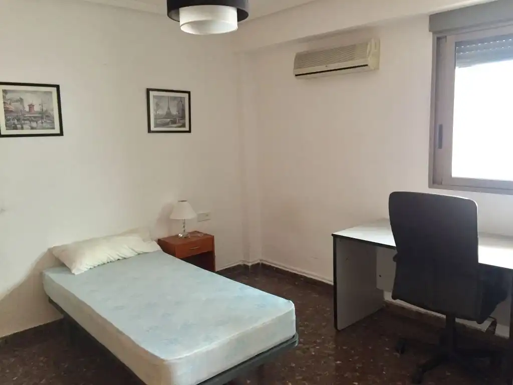 Schlafzimmer von Wohnung zur Miete in Valencia mit Klimaanlage, Heizung und Abstellraum