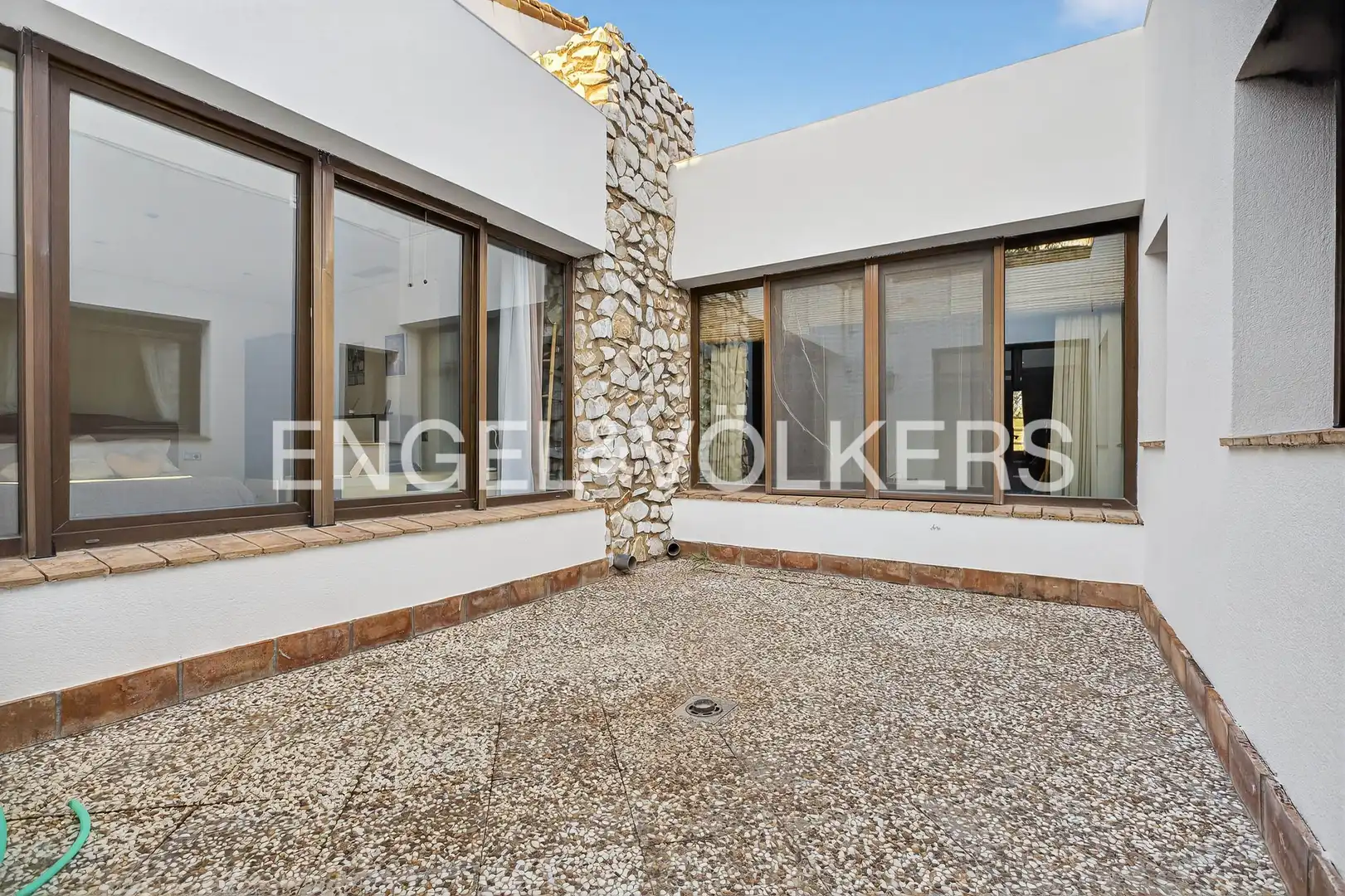 Terraza de Finca rústica de alquiler en La Puebla del Río con Aire acondicionado, Calefacción y Jardín privado