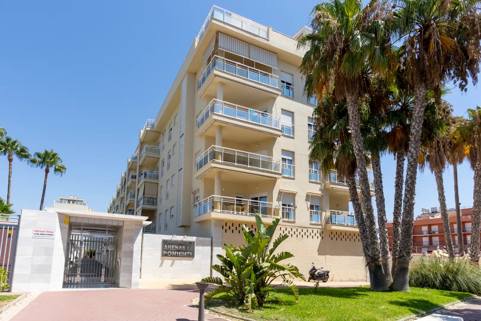 Vista exterior de Ático en venta en Motril con Jardín privado, Terraza y Balcón
