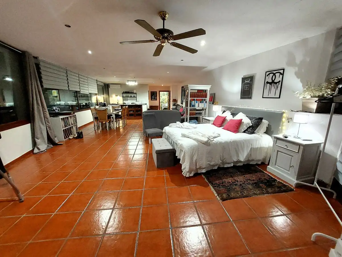 Sala d'estar de Casa adosada en venda en Marbella amb Aire condicionat, Terrassa i Traster