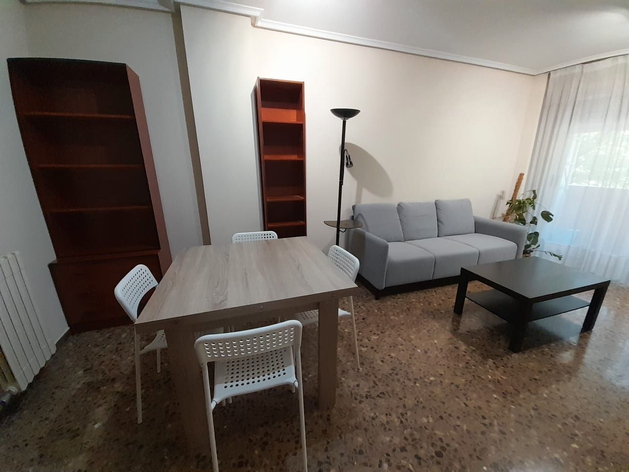 Sala d'estar de Pis de lloguer en  Zaragoza Capital amb Calefacció, Moblat i Forn