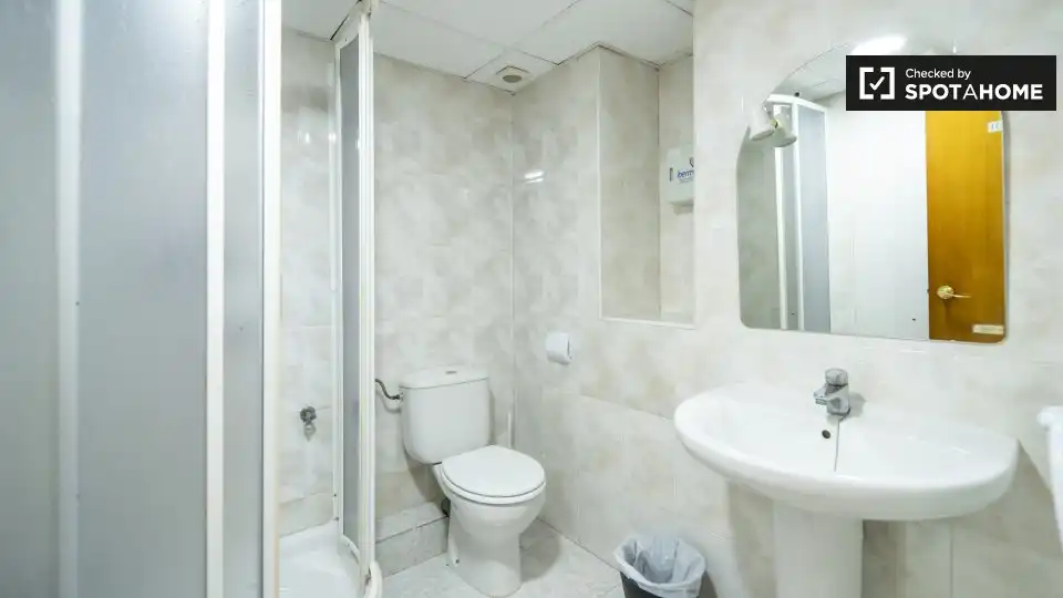 Baño de Piso de alquiler en Valencia con Aire acondicionado, Calefacción y Amueblado