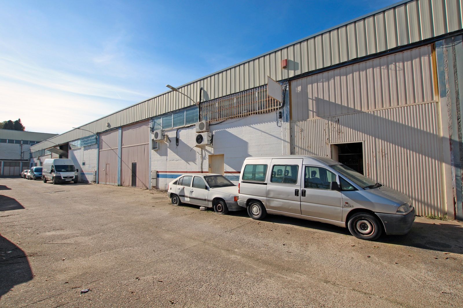 Vista exterior de Nave industrial en venta en Coslada
