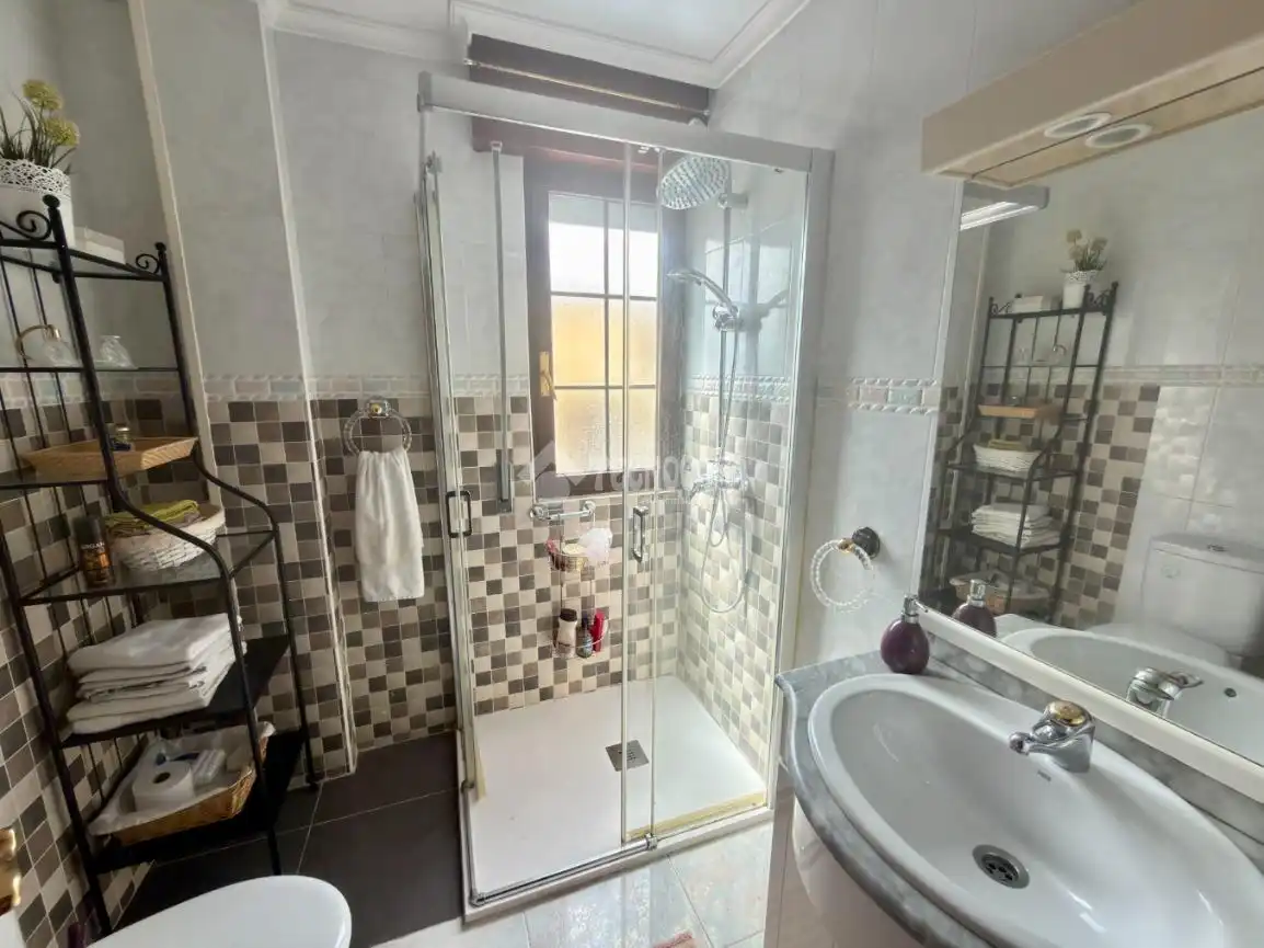 Badezimmer von Einfamilien-Reihenhaus zum Verkauf in Camargo
