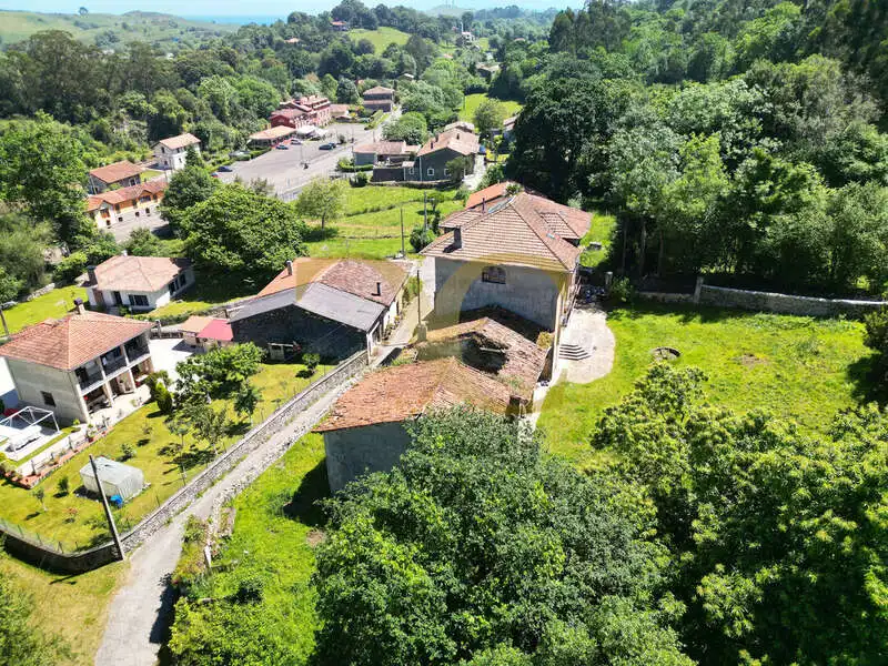 Vista exterior de Casa o xalet en venda en Llanes amb Jardí privat, Terrassa i Traster