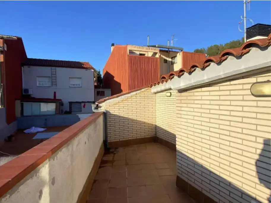 Vista exterior de Dúplex en venda en Rubí amb Calefacció, Terrassa i Forn