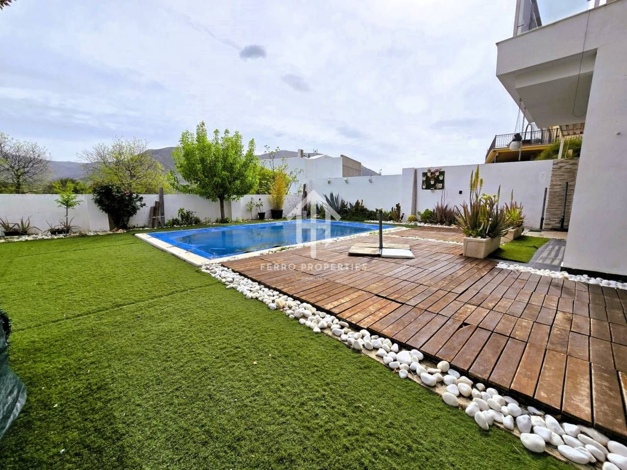 Exterior view of House or chalet for sale in Loja  with Air Conditioner, Private garden and Parquet flooring