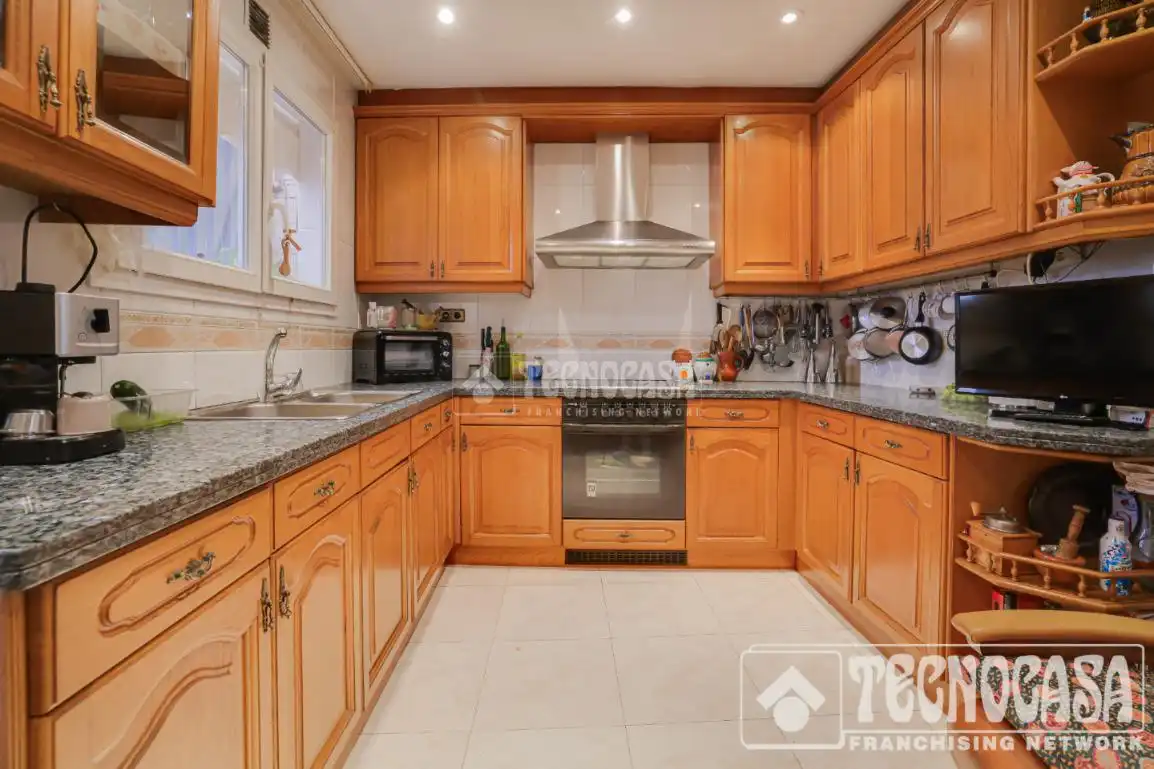 Cocina de Casa adosada en venta en Santa Coloma de Gramenet con Aire acondicionado, Calefacción y Parquet
