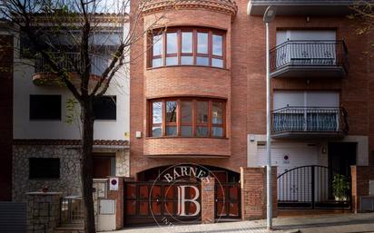 Vista exterior de Casa adosada en venda en Mataró amb Aire condicionat, Calefacció i Jardí privat