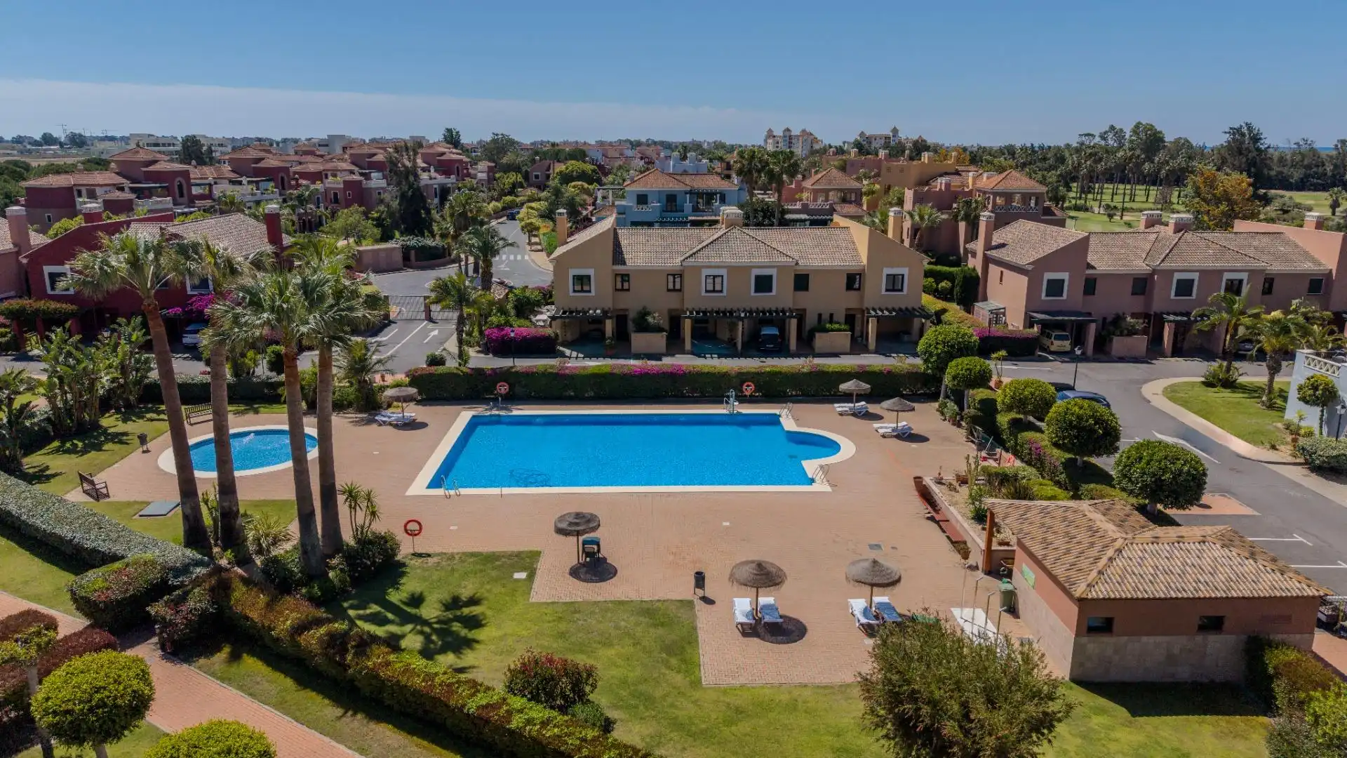Piscina de Casa adosada en venta en Ayamonte con Aire acondicionado, Calefacción y Jardín privado
