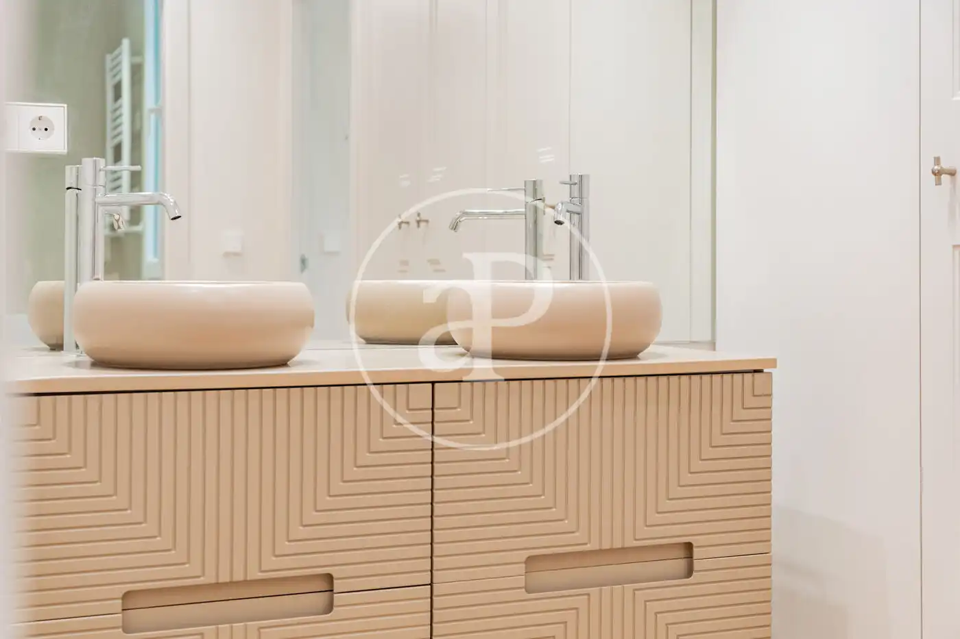 Bathroom of Flat for sale in Madrid  with Air Conditioner and Heating