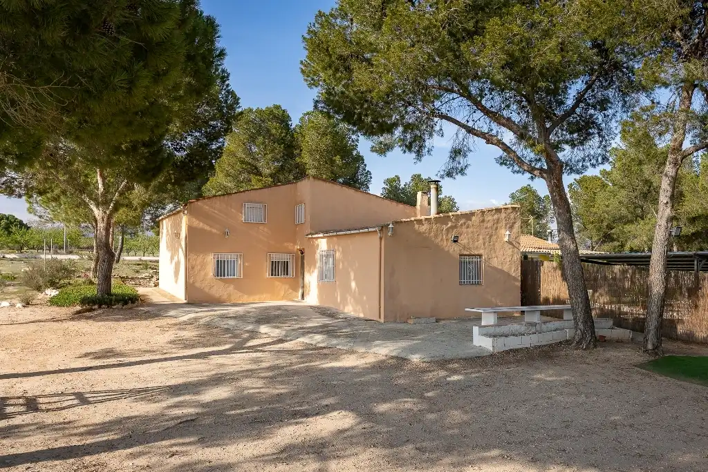 Vista exterior de Casa o chalet en venta en Castalla con Jardín privado, Piscina y Amueblado