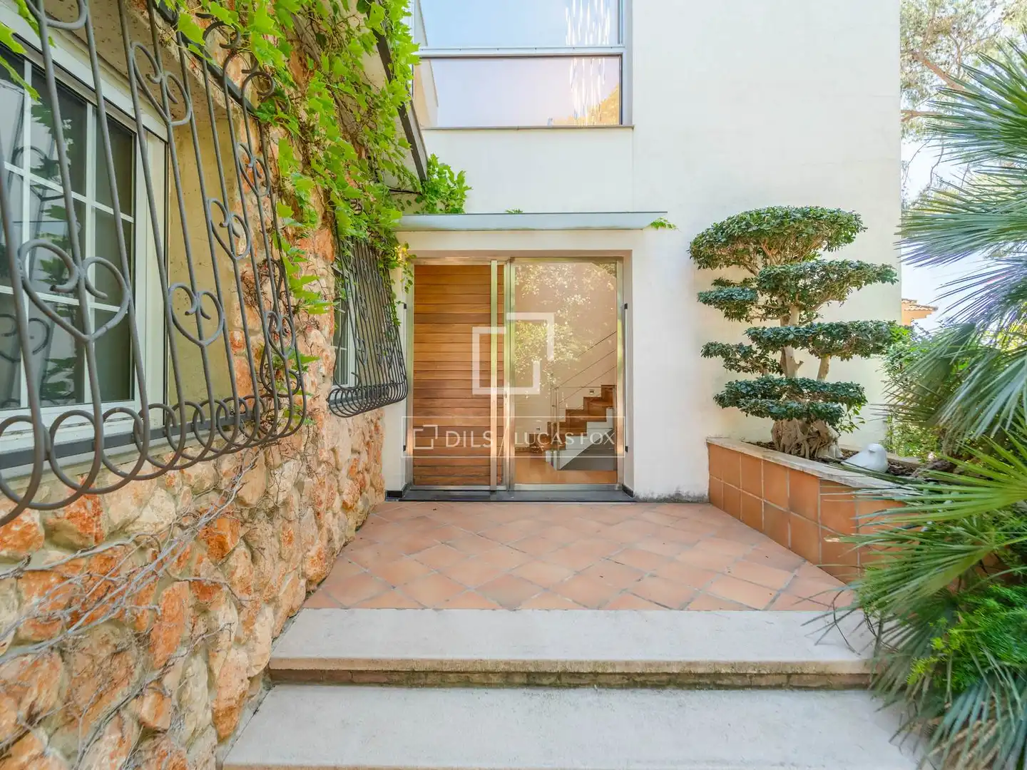 Vista exterior de Casa o xalet en venda en Riba-roja de Túria amb Aire condicionat, Jardí privat i Terrassa