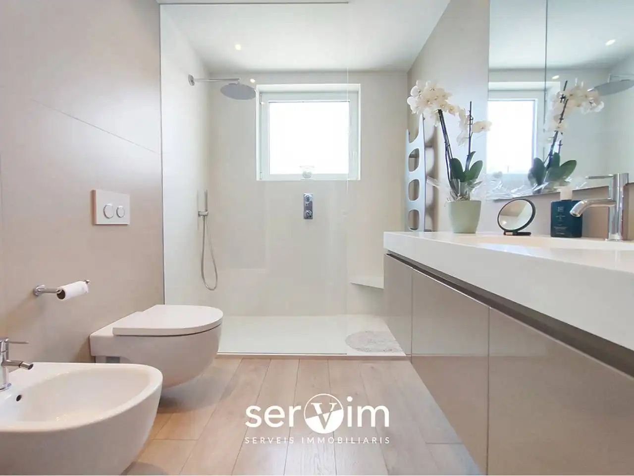 Baño de Casa adosada en venta en Girona con Aire acondicionado, Calefacción y Jardín privado